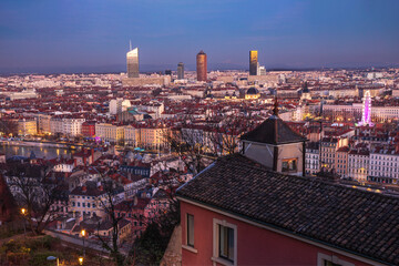 vue de Lyon depuis les hauteurs le soir - obrazy, fototapety, plakaty