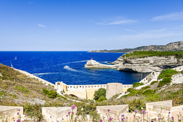 Bonifacio, Korsika, Insel, Phare de la Madonetta, Leuchtturm, Klippe, Meerenge, Hafeneinfahrt, Hafen, Kalkfelsen, Ausflugsschiffe, Boote, Küste, Mittelmeer,  Festung, Zitadelle, Sommer, Frankreich