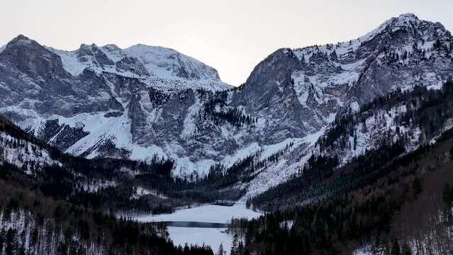 Drohnenflug &uuml;ber dem See in den Bergen in sch&ouml;ner Landschaft im Winter im Salzkammergut