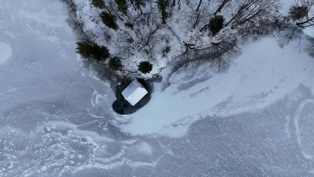 Drohnenflug &uuml;ber dem See in den Bergen in sch&ouml;ner Landschaft im Winter im Salzkammergut