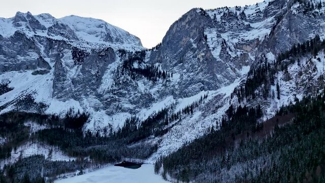 Drohnenflug &uuml;ber dem See in den Bergen in sch&ouml;ner Landschaft im Winter im Salzkammergut