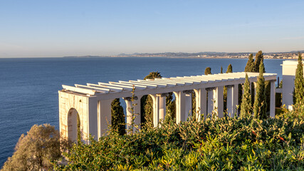 Arche du palais Maeterlinck en bord de mer à Nice sur la Côte d'Azur