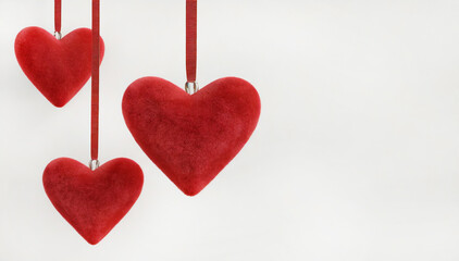 Tło Walentynki, czerwone wiszące serca, miejsce na tekst