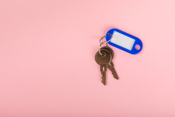 Plastic key ring in different colors with a place for a signature on a bright colored background. Bunch of keys with keychain. Mock-up keychain.Copy space.Concept for renting and selling real estate. - obrazy, fototapety, plakaty
