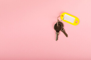 Plastic key ring in different colors with a place for a signature on a bright colored background. Bunch of keys with keychain. Mock-up keychain.Copy space.Concept for renting and selling real estate. - obrazy, fototapety, plakaty