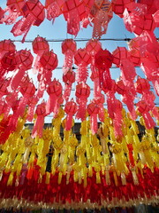 bunter papier Laternen zum Loy Krathong Fest an einem Tempel in Lamphun Thailand Wat Phra That Hariphunchai