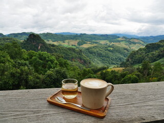Kaffee mit Ausblick Berge Thailand