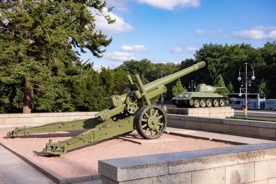 Memorial with 152mm howitzer and tank T-34-300 in Berlin, Germany