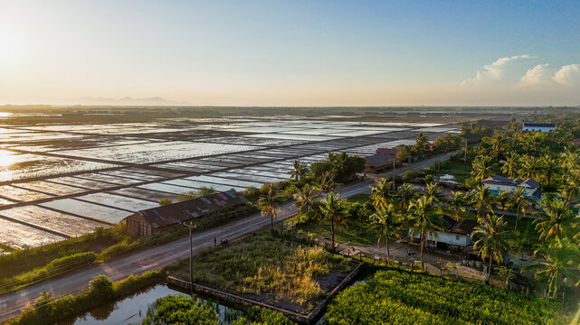 Photo en drone du couch&eacute; de soleil sur les marais salant, kampot island, Kampot, Cambodge