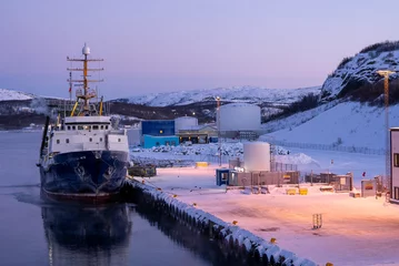 Foto op Canvas Barco reposta combustible en el puerto de Kirkenes en el norte de Noruega © JosManuel