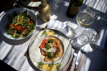 piatto di pasta e verdure su di un tavolo imbandito di un ristorante