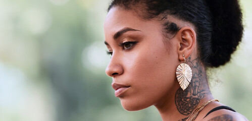 ritratto primo piano profilo di giovane donna di colore, elegante e raffinata acconcciatura, orecchino, tatuaggi - obrazy, fototapety, plakaty