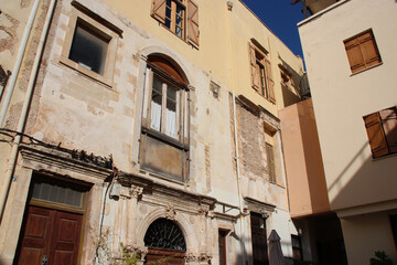 Fototapeta na wymiar old habitation building (palace ?) in chania in crete in greece 