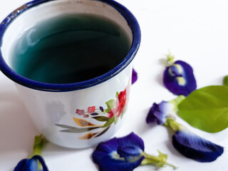 Butterfly pea (Clitoria Ternatea) or bunga telang tea as a herbal drink has benefits as an anti-oxidant, anti-inflammatory and help lose weight.