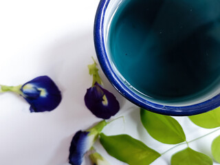 Butterfly pea (Clitoria Ternatea) or bunga telang tea as a herbal drink has benefits as an anti-oxidant, anti-inflammatory and help lose weight.