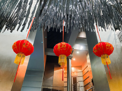 The decoration of the banquet hall, Chinese lanterns hanging on the ceiling, the decorations of the nightclub.