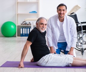 Obraz premium Aged patient recovering from injury in hospital