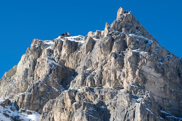 Der Dolomitengipfel des 2835 Meter Hohen Lagazuoi mit der Seilbahnstation ist mit den Skigebieten Von Alta Badia und Cortina d`Ampezzo verbunden - obrazy, fototapety, plakaty