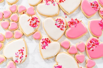 Foto op Plexiglas Heart-shaped sugar cookies with royal icing © arinahabich