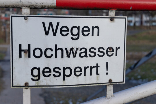 warning sign with the German inscription of "Closed due to floods"
