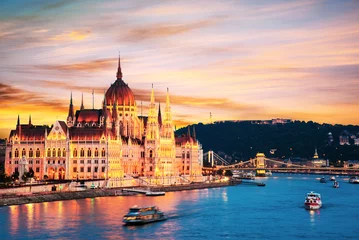 Foto op Plexiglas Kettingbrug Incredible spectacular picturesque sity landscape of the Parliament and the famous Szechenyi chain bridge over the Danube in Budapest, Hungary at sunset. Charming places.