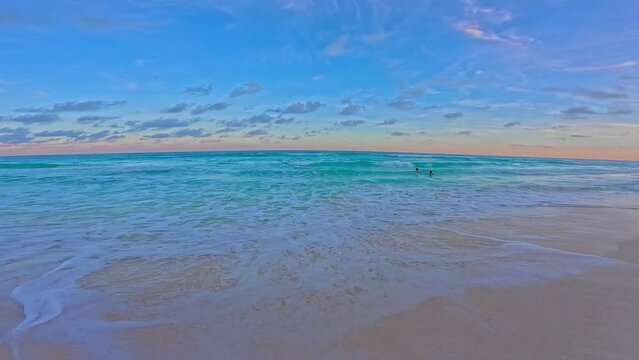 Vista panoramica del mar caribe en el atardecer, cielo semi despejado con mar turqueza 