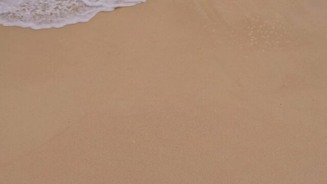 Oleaje suave del mar caribe sobre la arena de la playa