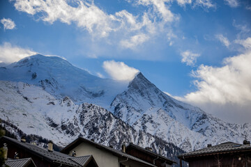 Montagnes enneigées autour de Chamonix Mont-Blanc - 715869063