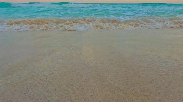 Olas turqueza del mar caribe sobre la arena de la playa 
