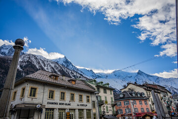 Dans les rues de Chamonix Mont-Blanc - obrazy, fototapety, plakaty