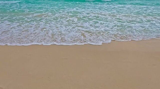 Oleaje del mar caribe cubriendo la arena