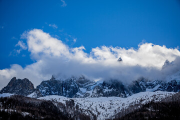 Fototapeta na wymiar Montagnes enneigées autour de Chamonix Mont-Blanc