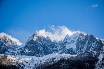 Montagnes enneigées autour de Chamonix Mont-Blanc
