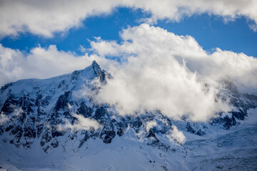 Fototapeta na wymiar Vue sur les montagnes enneigées des Alpes Mont-Blanc depuis le Planpraz