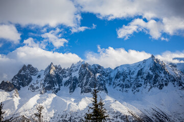 Vue sur les montagnes enneigées des Alpes Mont-Blanc depuis le Planpraz - 715878041