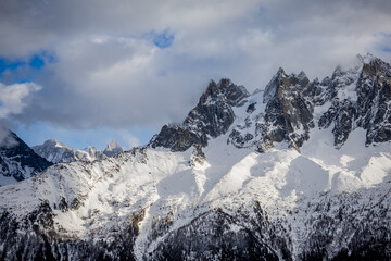 Vue sur les montagnes enneigées des Alpes Mont-Blanc depuis le Planpraz - 715879039
