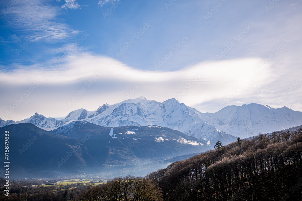 Poster Vue sur les montagnes enneigées des Alpes Mont-Blanc 