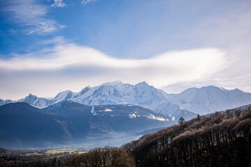 Fototapeta premium Vue sur les montagnes enneigées des Alpes Mont-Blanc 