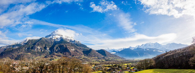 Panorama sur les montagnes enneigées des Alpes Mont-Blanc  - obrazy, fototapety, plakaty