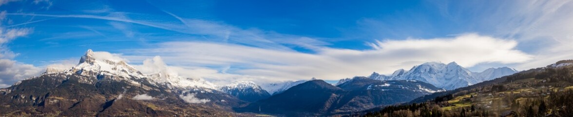 Panorama sur les montagnes enneigées des Alpes Mont-Blanc  - obrazy, fototapety, plakaty
