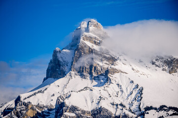 Vue sur les montagnes enneigées des Alpes Mont-Blanc  - obrazy, fototapety, plakaty