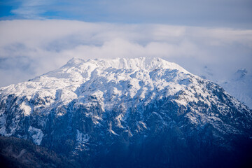 Fototapeta na wymiar Vue sur les montagnes enneigées des Alpes Mont-Blanc 