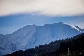 Vue sur les montagnes enneigées des Alpes Mont-Blanc 