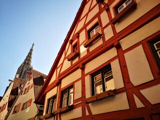 Stadtansicht von Ulm im Sommer mit blauem Himmel, mit Ulmer Münster und Fachwerkhaus im...