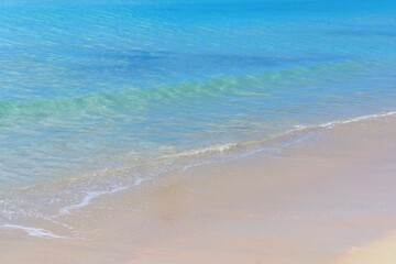 Fototapeta na wymiar Blue ocean waves on sandy beach. 