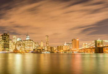 Fototapeta premium Night view of Manhattan and Brooklyn bridge