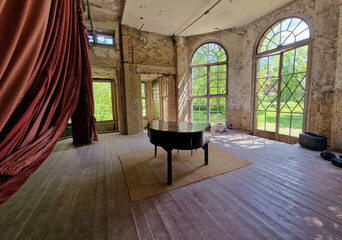 Einblicke in alte Villa mit Klavier 