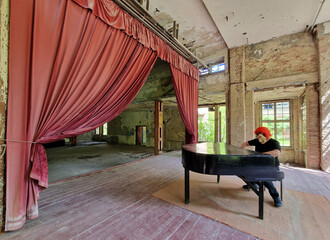 Insights into an old villa with a piano player