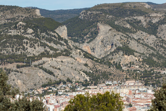 Paisaje de Alcoi con el Barranc del Cint y el parque natural de la Sierra de Mariola en d&iacute;a soleado, Espa&ntilde;a