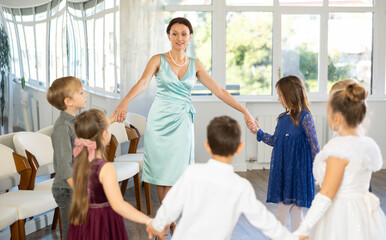 Obraz premium Children holding hands and dancing in a round dance - festive pastime